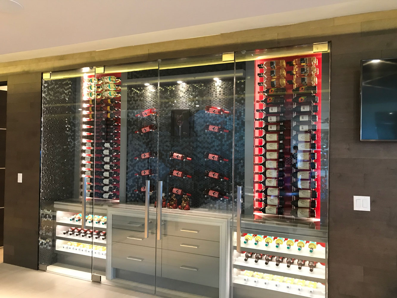 Glass wine cellar in Las Vegas by Artesia